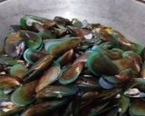 Foto langkah ke 3 dari resep Kerang Hijau Rebus Bumbu Kuning.
