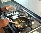 Foto del paso 3 de la receta Merluza al horno con Gulas y Gambas