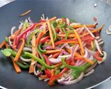 Foto del paso 4 de la receta: Wok de carne con ananá y cilantro