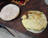 Foto del paso 6 de la receta Hamburguesa de pollo, tortilla francesa, queso curado y mayonesa de cebolla