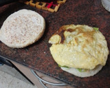 Foto del paso 6 de la receta: Hamburguesa de pollo, tortilla francesa, queso curado y mayonesa de cebolla