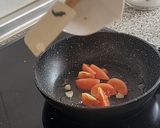 Foto del paso 5 de la receta: Chuletas de cordero rebozadas con pasta y espinacas