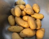 Une image de l'étape 1 de Pommes de terre aux herbes aromatiques du jardin (cuisson au diable).