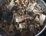 Foto del paso 5 de la receta: Cazuela de patatas, costillas y setas con su caldo