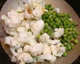 A picture of step 5 of Cauliflower Peas Kadhai Tadka.