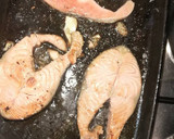 Foto del paso 2 de la receta: Salmón a la plancha con brócolis y salsa de cebolla