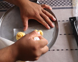 Foto del paso 5 de la receta: Croquembouche (masa choux y crema pastelera)