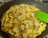 Foto del paso 4 de la receta: Tortilla de patatas y ajos tiernos