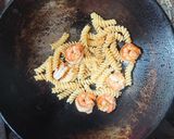 รูปขั้นตอนการทำที่ 6 ของ ฟูซิลี่ผัดซอสพริกใส่กุ้งและหมูก้อน