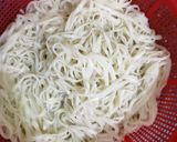 A picture of step 1 of Singaporean rice.