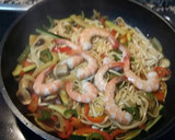 Foto del paso 7 de la receta: Ramen noodles con verduras y gambas