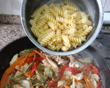Foto del paso 7 de la receta: Pasta con pollo y alcachofas