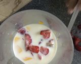 A picture of step 2 of Mango & strawberry shake.