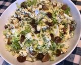 Une image de l'étape 8 de Frisée aux petits oignons marinés et stilton mature.