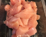 Foto del paso 1 de la receta: Pollo con berenjenas en salsa de tomates y verduras