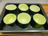 Timbal de calabacín relleno de verduras y pollo especiado