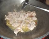 รูปขั้นตอนการทำที่ 4 ของ ผัดเนื้อไก่ใส่ดอกไม้กวาด