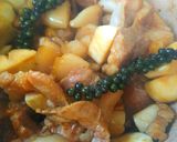 Hình bước làm 2 của món Thịt kho nấm đùi gà, tiêu xanh