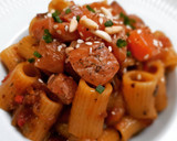 Foto del paso 4 de la receta: Rigatoni con salsa criolla picante y salmón marinado