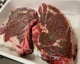 Une image de l'étape 3 de Côtes de bœuf grillées au four au thym, ail et laurier.