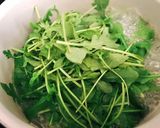 Hình bước làm 2 của món Canh Cải Rocket Nấu Mọc
