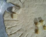 Foto langkah ke 7 dari resep Cheesy Bites Pizza | Pizza dgn pinggiran keju.