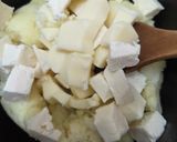 Foto del paso 3 de la receta: Aligot, todo lo rico reunido en un plato: papa, queso, ajo, manteca, crema de leche y pimienta 🇫🇷