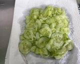 Une image de l'étape 5 de Salade de concombre mariné à la crème, persil et oignon rouge.