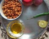 A picture of step 1 of Hing masaledar kala chana.