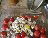 Foto del paso 2 de la receta: Nidos al huevo con queso feta y tomates cherry