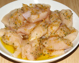 Foto del paso 1 de la receta: Brochetas de pollo al curry con champiñones, pimiento y chalotas