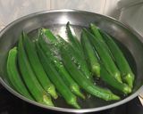 A picture of step 1 of Okra With Seaweed Chilli And Fried Garlic.
