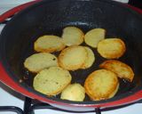 Serpenyős sült krumpli tükörtojással recept fázis 3 fotója