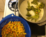 Foto del paso 1 de la receta: Fideos tricolor con salsa blanca saborizada, brócoli y queso