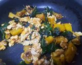 รูปขั้นตอนการทำที่ 2 ของ ฟักทองผัดไข่ โหระพา