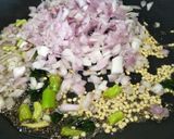 A picture of step 4 of Mandakki oggarne (karnataka style puffed rice upma).