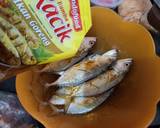 Foto langkah ke 2 dari resep Ikan Kembung Bumbu Kuning.