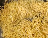 Hình bước làm 2 của món Mỳ trứng xào thịt thăn chiên giòn