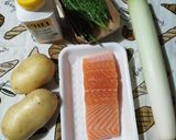 Foto del passaggio 1 della ricetta Zuppa cremosa "alla scandinava" di patate & porri con salmone e finocchietto