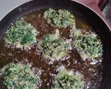 Foto langkah ke 3 dari resep Telur dadar daun singkong.