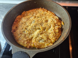 Tortilla de patata rellena de atún y queso manchego