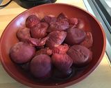 Une image de l'étape 1 de Flan pâtissier à la vanille et pêches de vigne pâte brisée vanille.