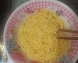 Hình bước làm 1 của món Mì trộn trứng lòng đào