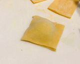 Foto del passaggio 6 della ricetta Ravioli fatti in casa🏠