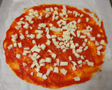 Foto del paso 3 de la receta: Pizza de pasta brisa con chorizo ibérico y queso viejo