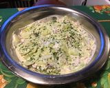 Une image de l'étape 12 de Salade de concombres marinés au chèvre frais, citron, oignon rouge et persil.