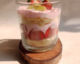 Foto langkah ke 3 dari resep Strawberry Dessert Cake In Jar.