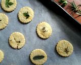 Foto del passaggio 5 della ricetta Biscotti salati al parmigiano ed erbette