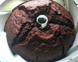 Foto del paso 8 de la receta: Bundt Cake de chocolate con nueces y amaretto