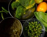 A picture of step 1 of Hariyali pav bhaji.